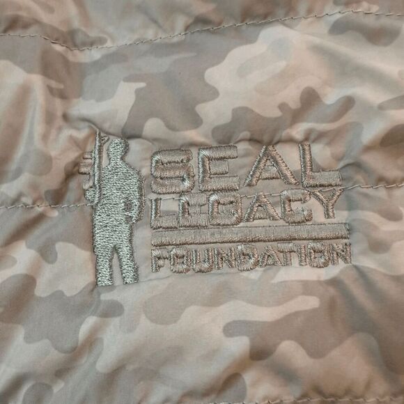 Peter Millar Men's Camo Hyperlight Quilted Puffer Vest Large - Picture 8 of 10